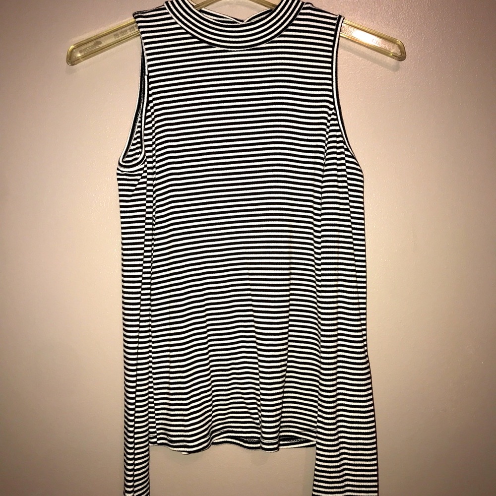 SHOULDER CUT OUT STRIPED SHIRT 🖤🤍